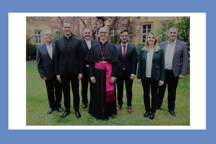 © Markus Hauck (POW) | Benedict Dürrlauf (2. von links), Tobias Henrich (5. von links) und Markus Schlereth (rechts) werden am Samstag, 27. September, im Kiliansdom zu Diakonen geweiht. Mit auf dem Foto (von links) Subregens Domvikar Paul Weismantel, Regens Domvikar Peter Göttke, Bischof Dr. Franz Jung und Pastoralreferentin Monika Urbasik, Ausbildungsleiterin für den Ständigen Diakonat.